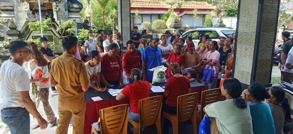 Bantuan Pangan Berupa Beras Dari Pusat Disalurkan Oleh Bulog Melalui Kantor POS Indonesia